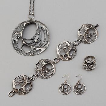 KARL LAINE, halsband, armband, ring samt ett par örhängen, sterlingsilver, Finland, 1975.