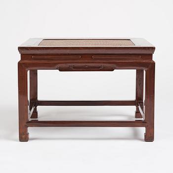 Bord, hardwood. Qingdynastin, 1800-tal.