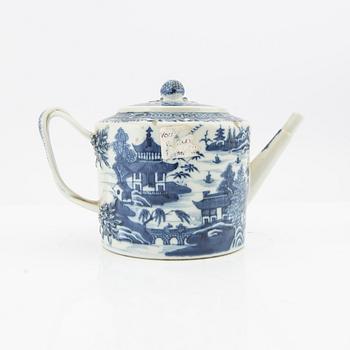 Teapot, China, Qianlong (1736-95) porcelain.