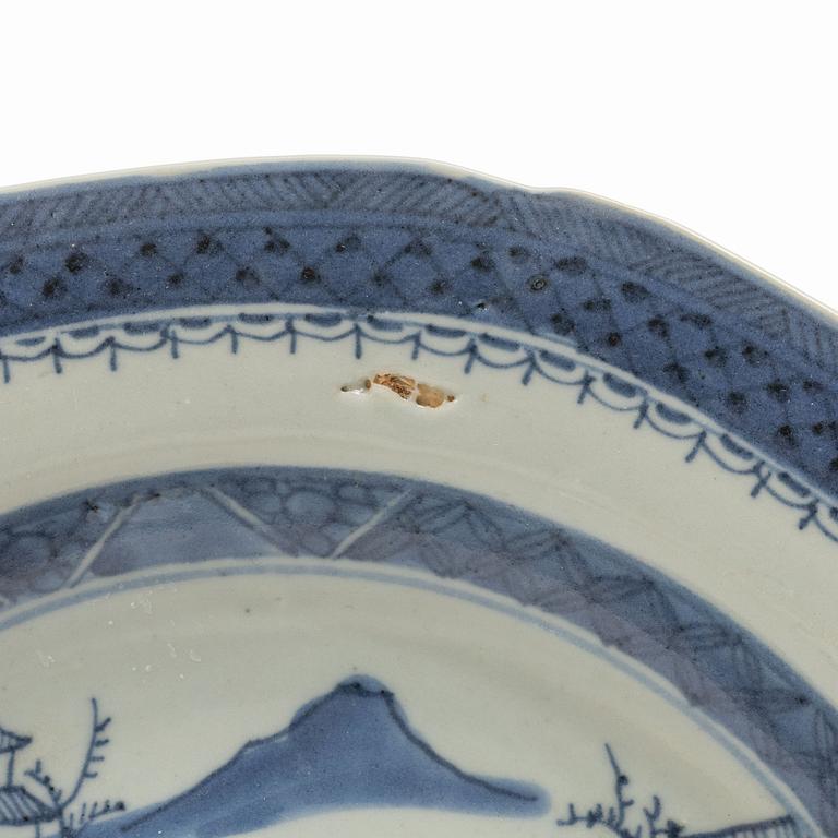 Tallrikar, 19 stycken, kompaniporslin, Kina, Qingdynastin, 1800-tal.