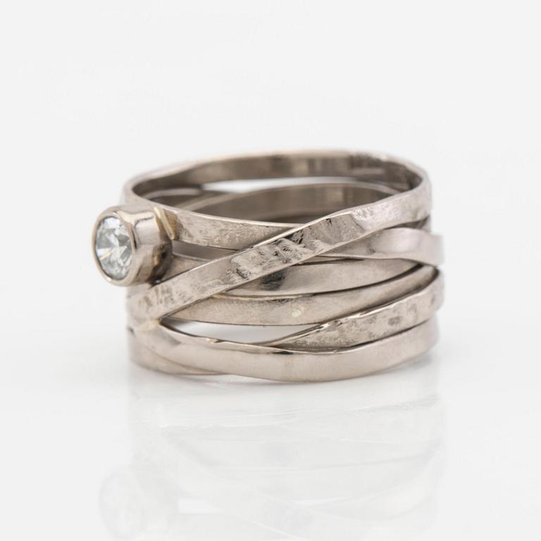 Ring, 18k vitguld med briljantslipad diamant.