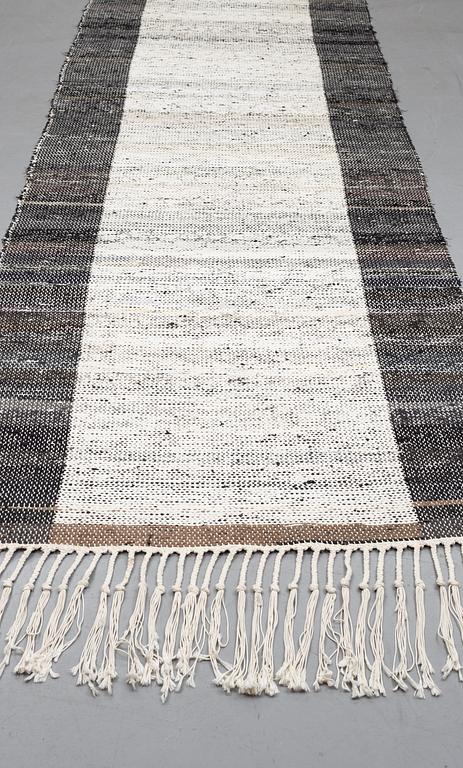 Björn Lundberg, gallerimatta, "Natt och Dag/Dag och Natt", trasmatta, ca 388,5-398 x 128-129 cm.