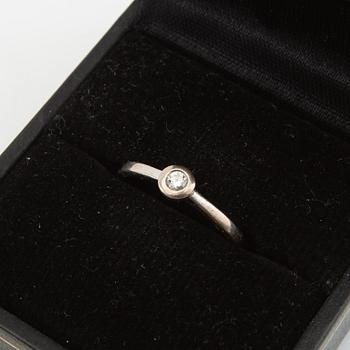 Ring, 18K white gold set with a round brilliant-cut diamond.