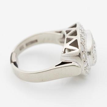 Oval-shaped 18K white gold ring with a brilliant-cut diamond and octagonal-cut diamonds.