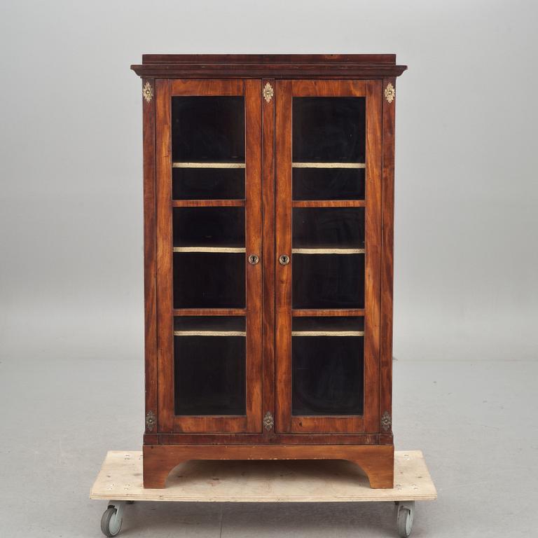 VITRINSKÅP, Karl Johan, 1800-talets första hälft.