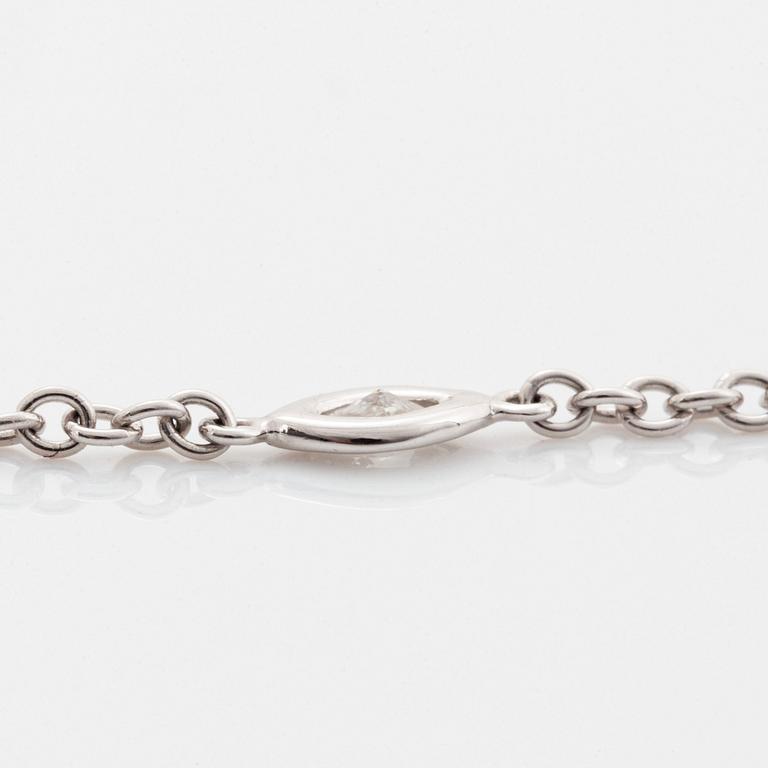 Collier 18K vitguld med markisformade briljantslipade diamanter.
