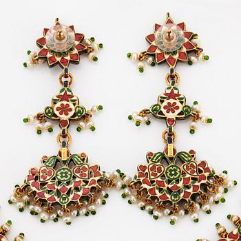 An Indian demi parure comprising a necklace and a pair of earrings.