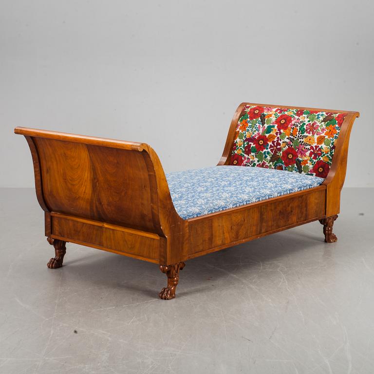 SCHÄSLONG/SÄNG, empire, 1800-talets första hälft.