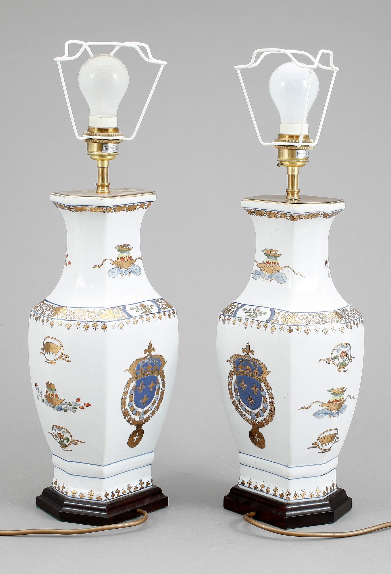 BORDSLAMPOR, ett par, porslin, sannolikt Frankrike, 1900-tal.