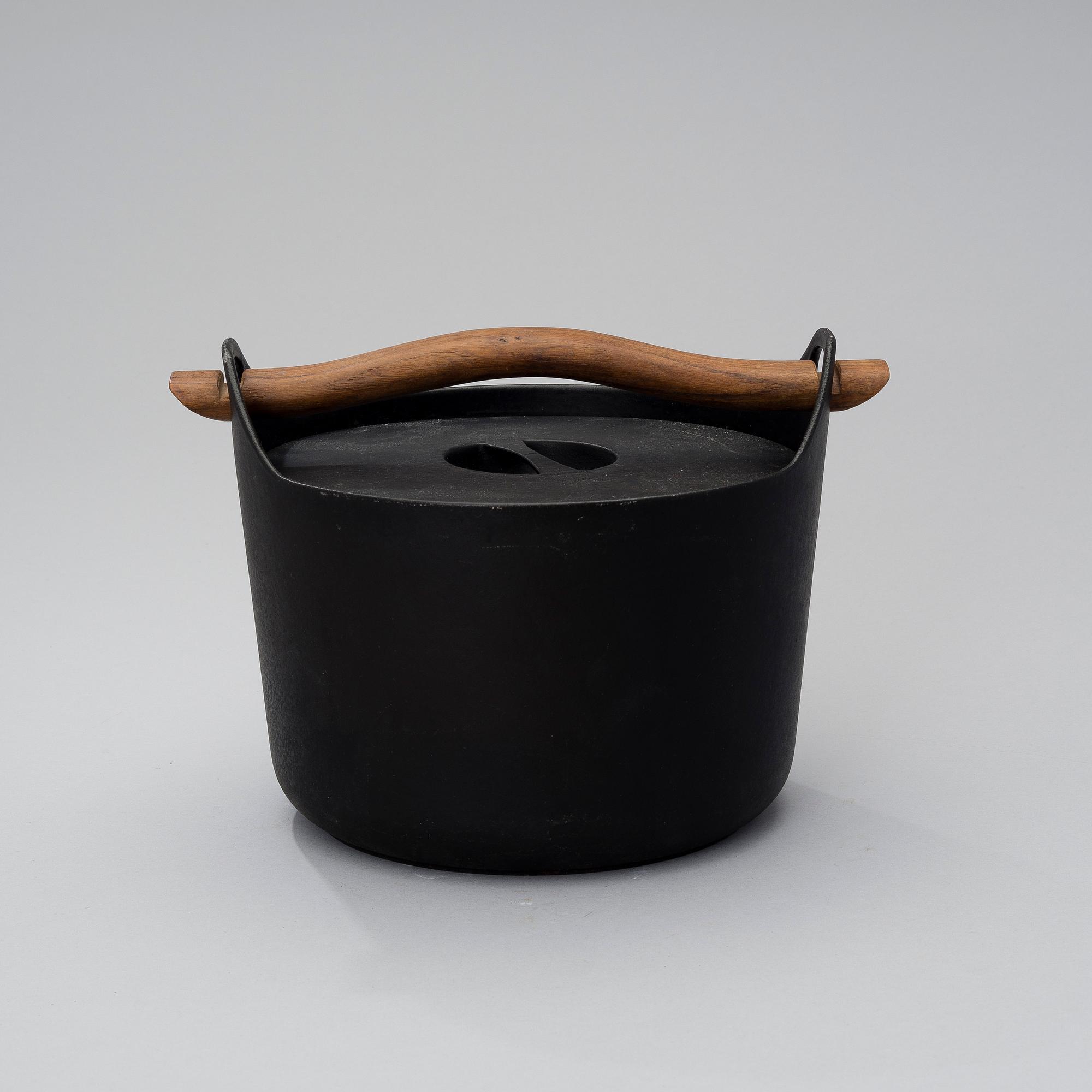 A cast iron pot, manufactured by Rosenlew in the 1960s-70s, Finland.