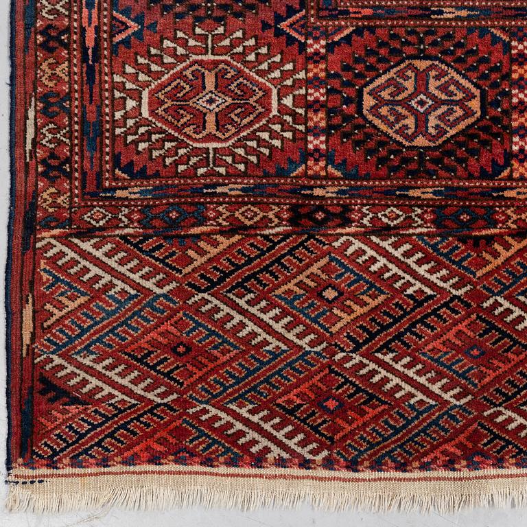 A CARPET, semi-antique Tekke Turkmen, ca 346 x 219 cm.