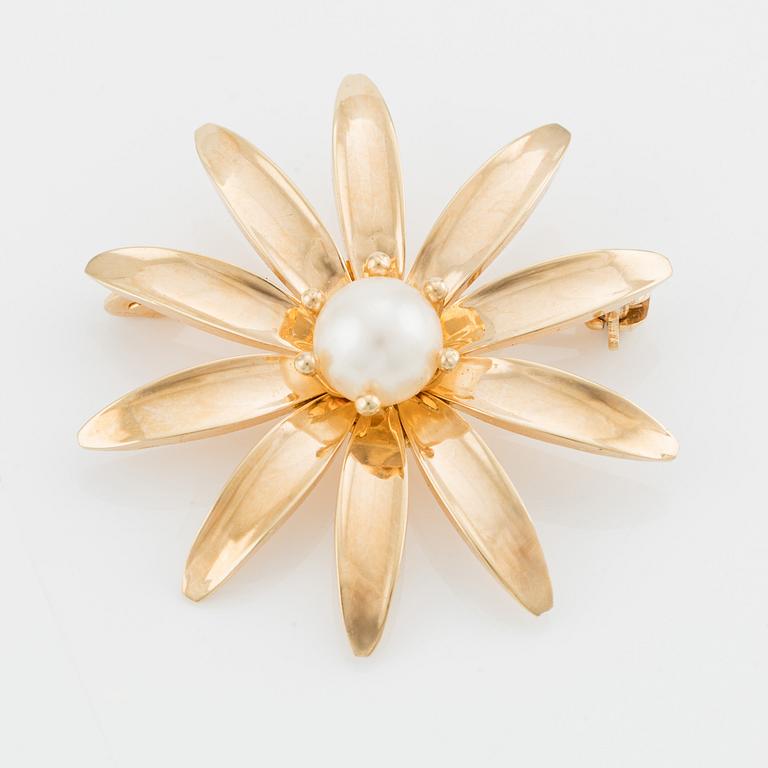 Brooch 18K gold with a cultured pearl, Arvo Saarela.