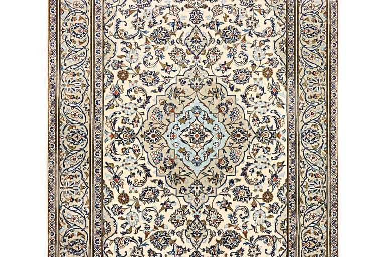 A Kashan carpet, a. 254 x 145 cm.