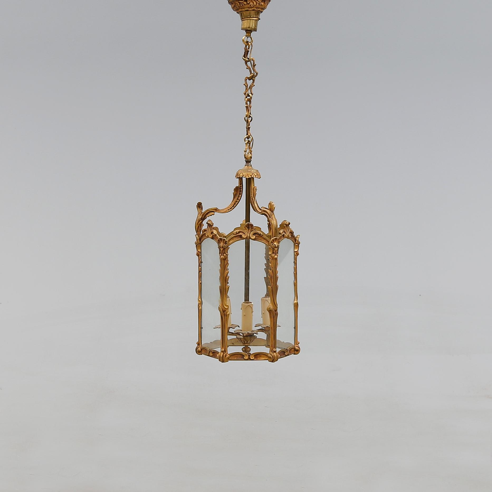 TAKLYKTA, rokokostil, 1900-talets första hälft. Höjd 54 cm.