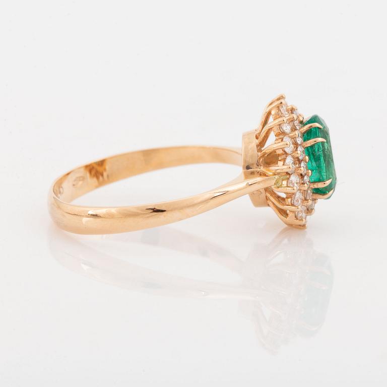 En smaragdring med diamanter.