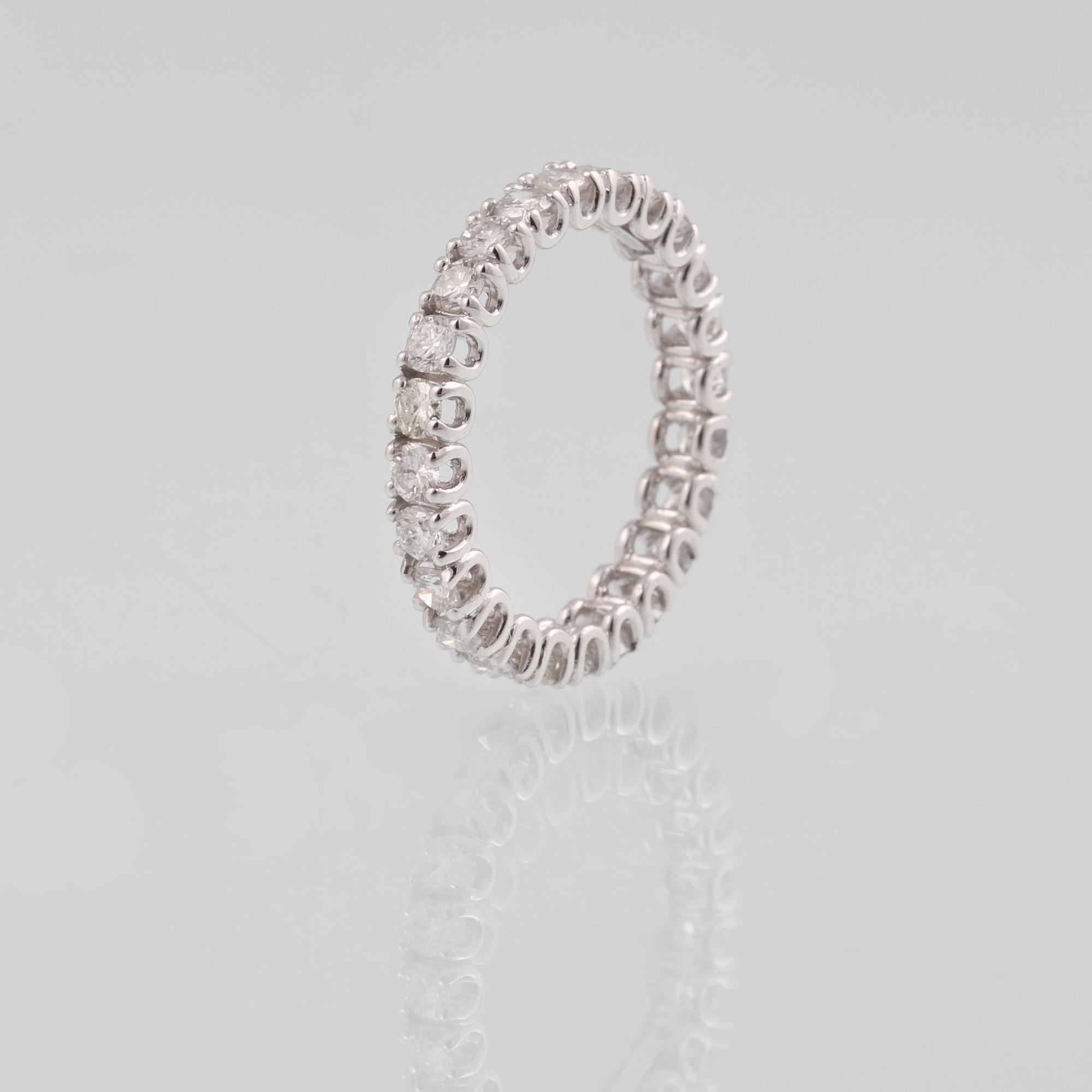 RING, 18K vitguld med fasettslipade diamanter ca 1,58 ct. Vikt 2,6 gram.