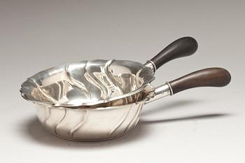 KAROTTER, ett par, silver. G.A. Dahlgren, den ena 1911. Total vikt ca 812 g.