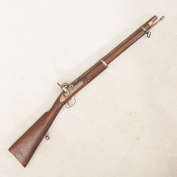 A British percussion gun, probably a shortened 1853 pattern.