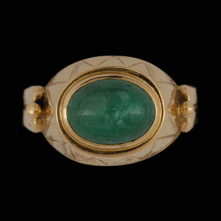 RING, 18k guld med cabochonslipad smaragd. Vikt ca 4,4 gram.