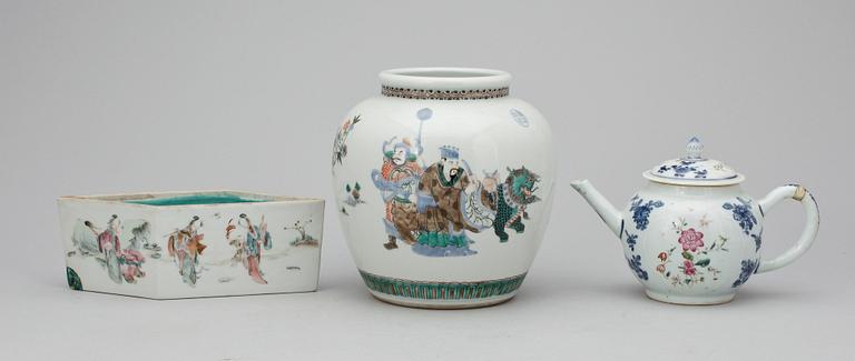 KRUKA, SKÅL samt TEKANNA, porslin, Kina, bland annat Qing dynastin 1700-/1800-tal.