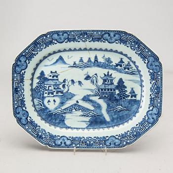 A Chinese set of one bowl and two plates Qianlong porcelain.