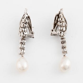 A pair of 18K white gold earrings with cultured pearls.