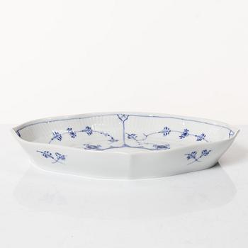 Royal Copenhagen, mat-, kaffe- och teservis, 88 delar, "Musselmalet", Danmark, 1800-1900-tal.