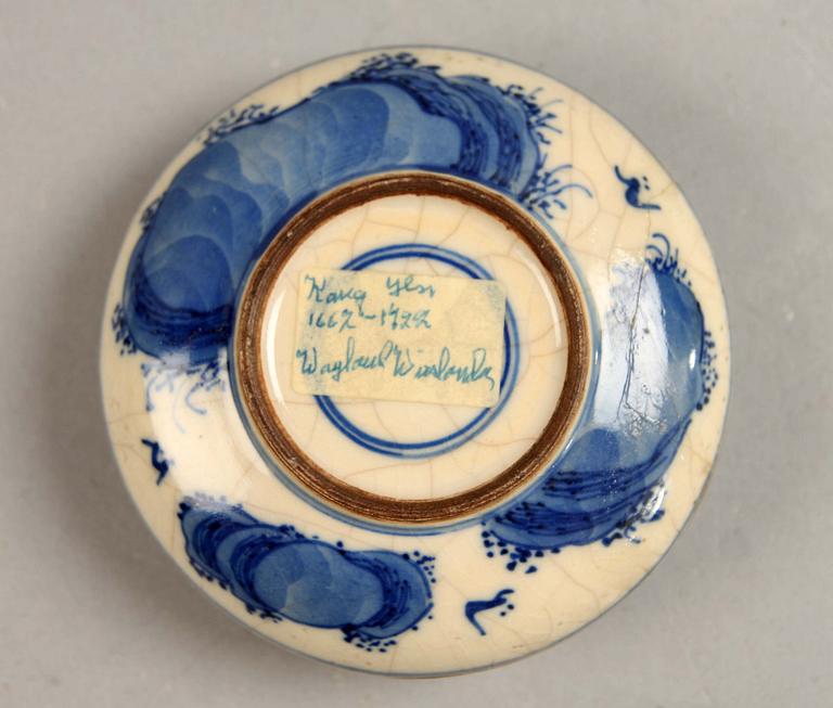 TEKANNOR, 2 st, DOSA, SKÅL, samt FIGURIN, porslin, Kina 1800/1900-tal.
