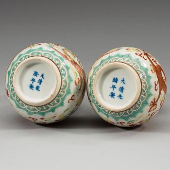 VASER, ett par, porslin. Republik (1912-49) med Guangxu respektive Qianlong sex karaktärers märke.