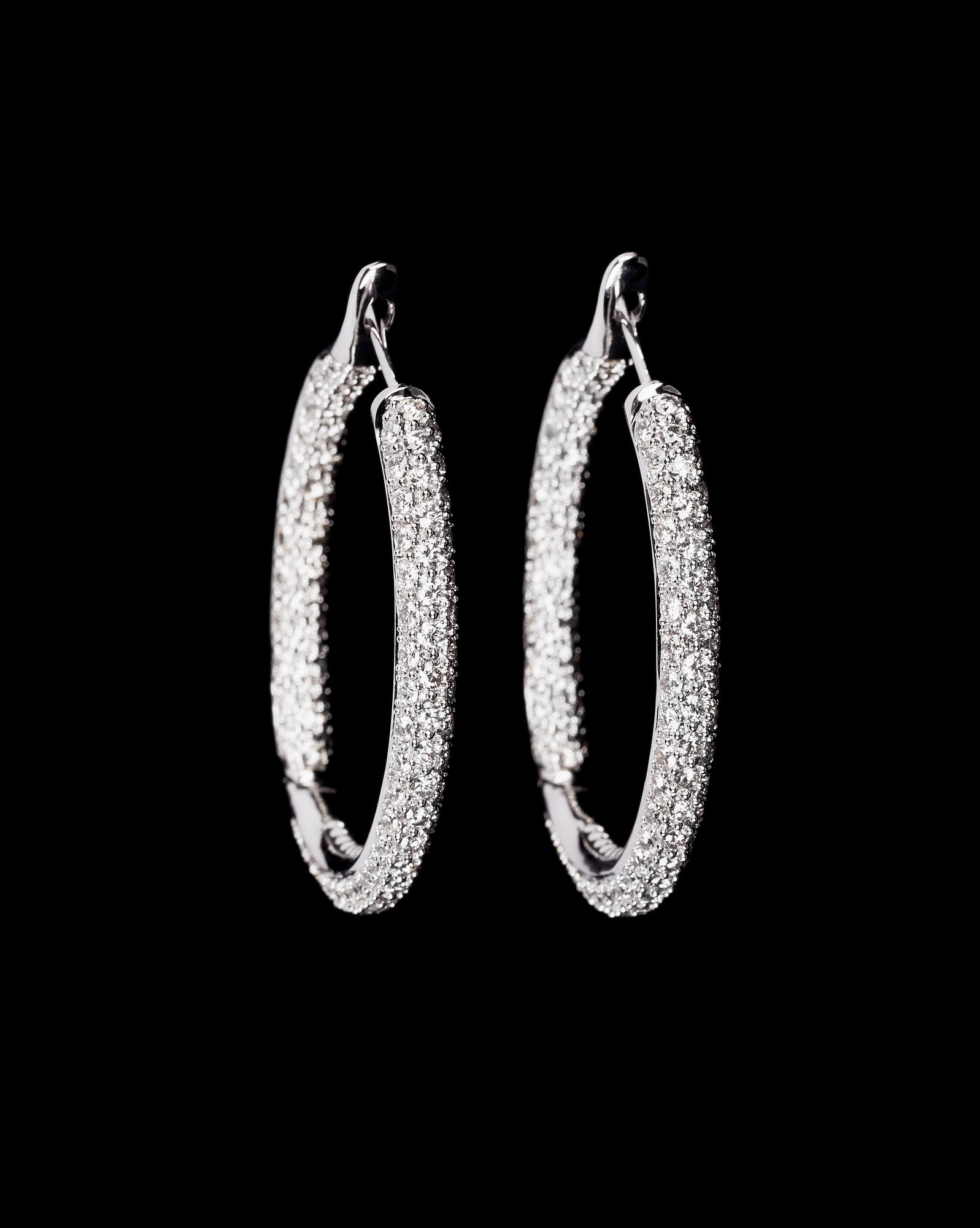 ÖRHÄNGEN, 218 briljantslipade diamanter 3.99 ct.