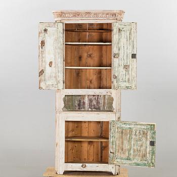 A Swedish painted cornercabinet around 1800.