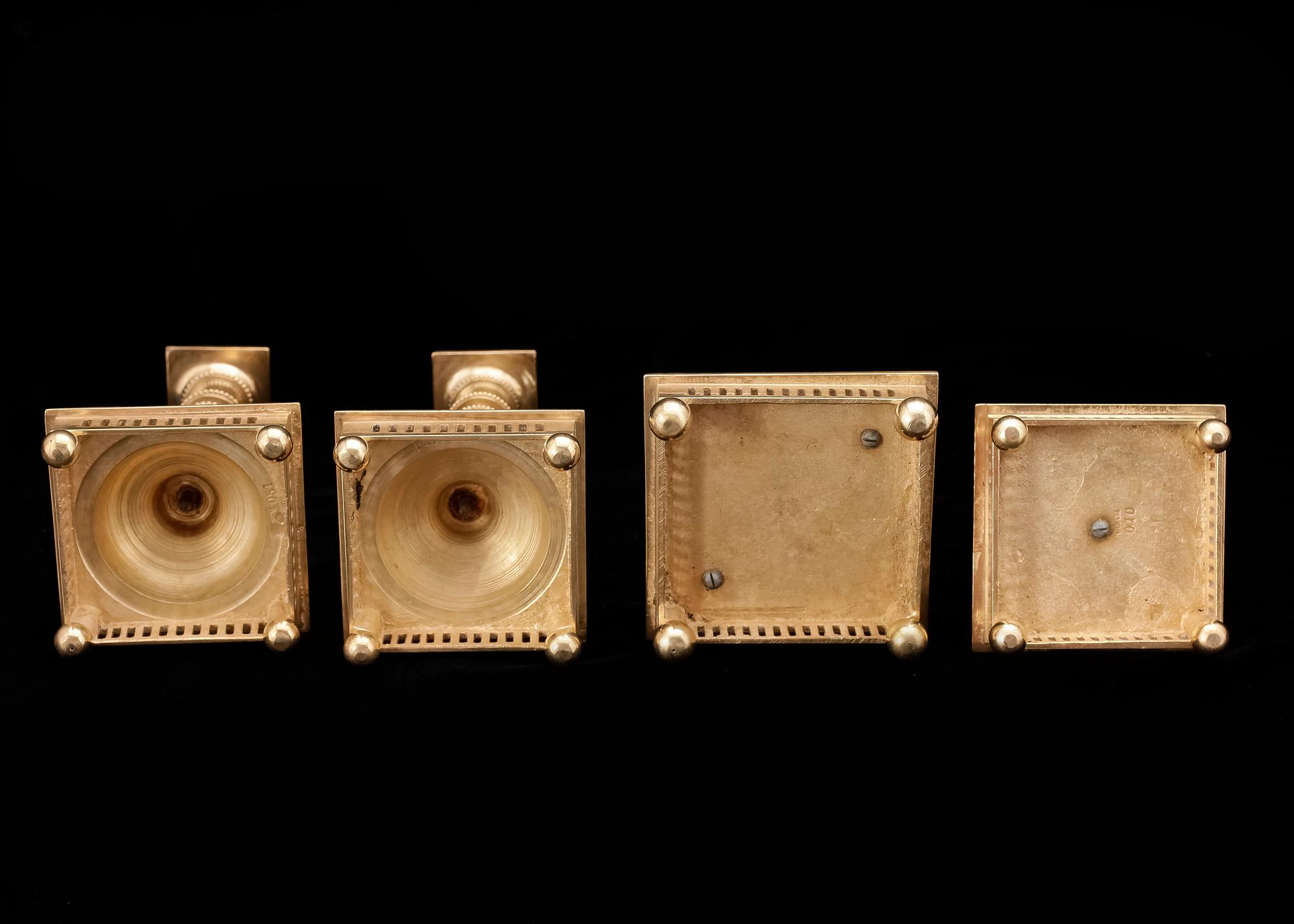 SKRIVBORDSGARNITYR, 4 delar, mässing, Gusum, 1900-talets första hälft.