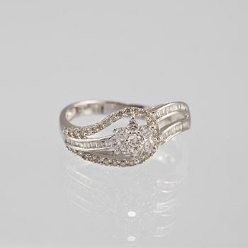 RING, 18k vitguld med briljant och baguettslipade diamanter, 0.47 ct. Vikt 2 g.