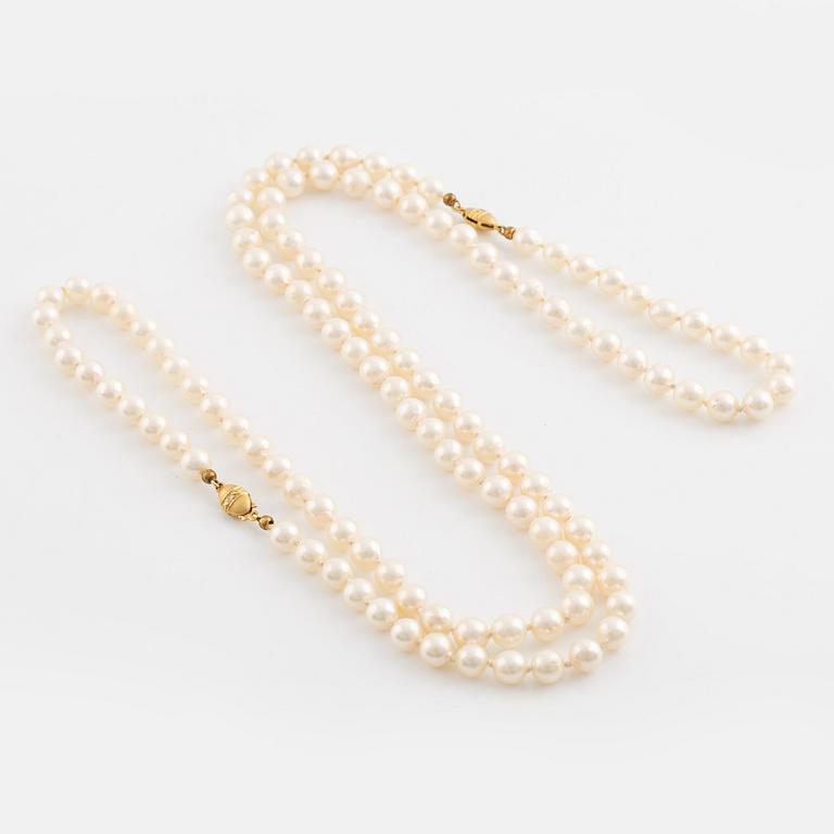 Cultured pearl necklace, clasp 18K gold with brilliant cut diamonds.