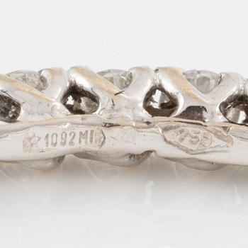 Rings, three pieces, set with brilliant-cut diamonds.