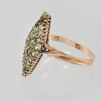 RING, 14K guld med fasettslipade demantoider. Vikt 2,5 gram.