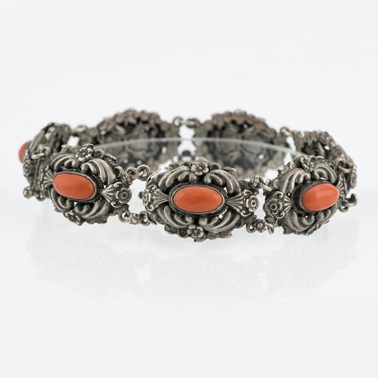 Armband, silver med korall, Ungern.