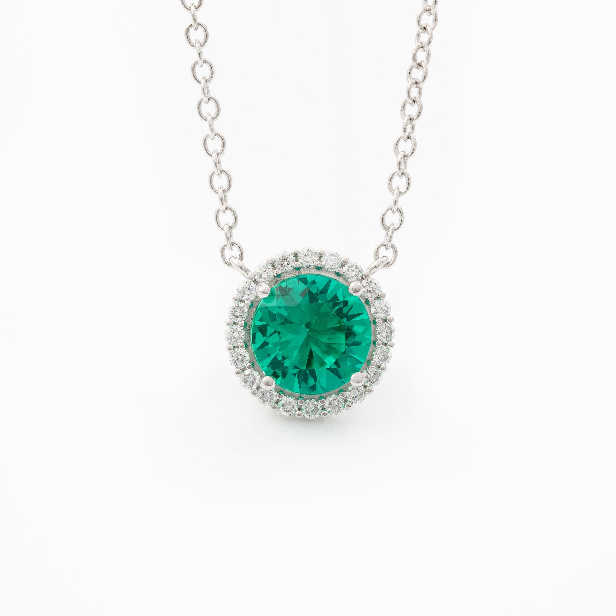 Collier 18K vitguld med syntetisk smaragd och briljantslipade diamanter.