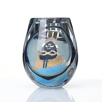 Hanne Dreutler, 'Il Capitano', a 'guldgraal' glass vase, Studio Åhus, Sweden  nr 122, ed 1/20, 1989.