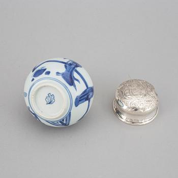 A blue and white tea caddy, Qing dynasty, Kangxi (1662-1722).