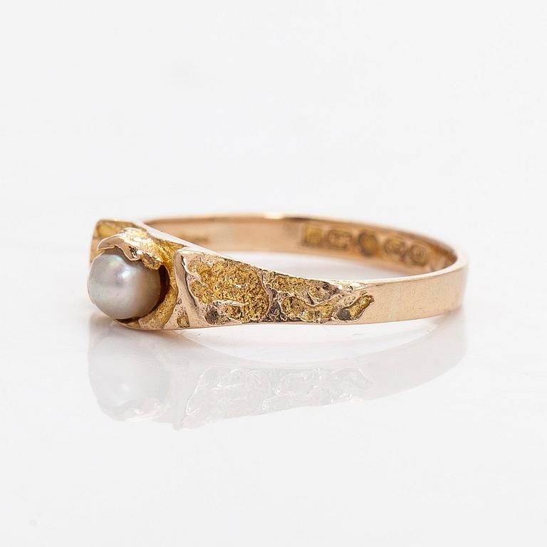 Björn Weckström, a 14K gold 'Small word' ring with a cultured pearl. Lapponia 1969.