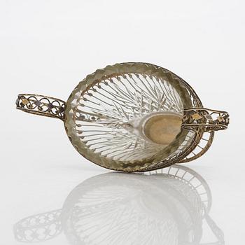 Filigraanikulho, kullattua hopeaa, hiottu lasisisus 1800-luvun loppu.