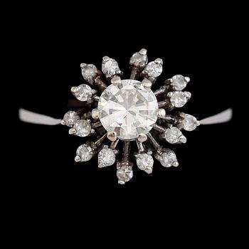 RING, 18 k vitguld och briljantslipad diamant ca 0.64 ct. Total vikt ca 3 g.