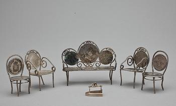 MINIATYRMÖBLER och STRYKJÄRN, 10 delar, silver, sekelskiftet 1900. Totalvikt 100 gr.