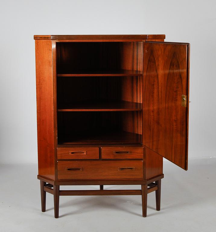 HÖRNSKÅP, 1900-talets mitt.