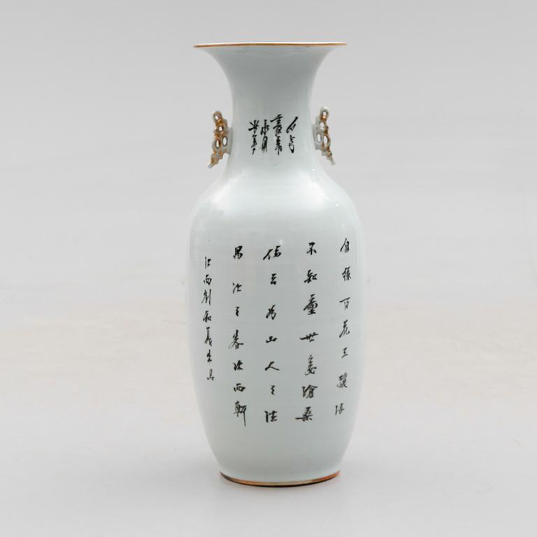 GOLVURNA, porslin, Kina, 1900-tal.