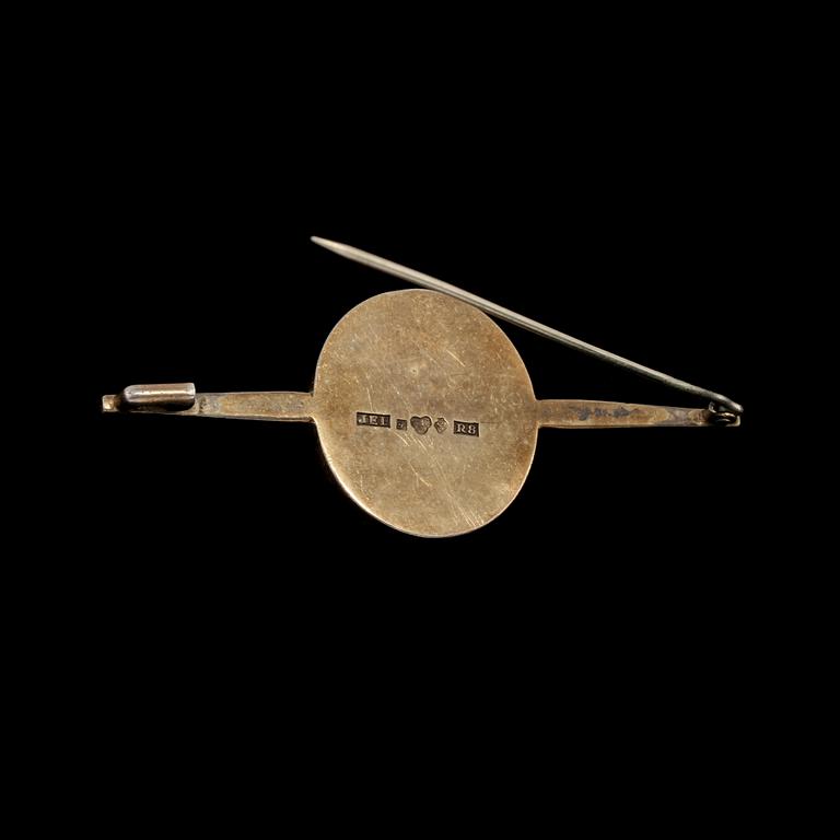 BROSCH, förgylld silver med gjuten kamé, Eman Lindström, Söderköping, 1943. Vikt 10 g.