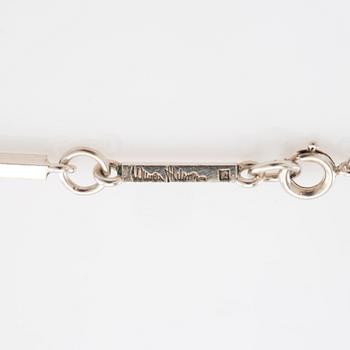 Wiwen Nilsson, Collier av silver och fasetterade bergkristaller i form av ett kors, Lund 1937.