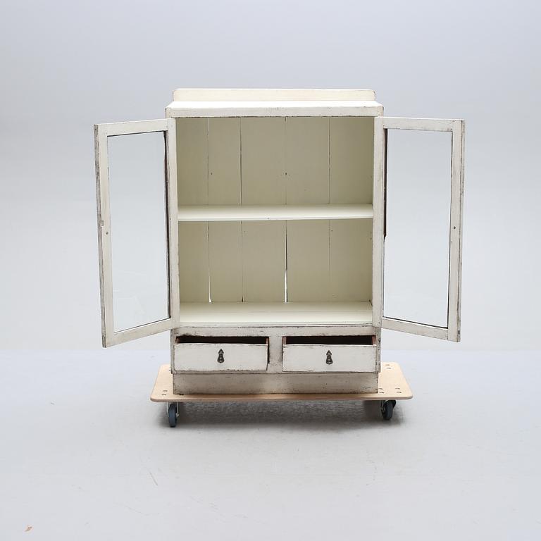 VITRINSKÅP, modern tillverkning av äldre delar.