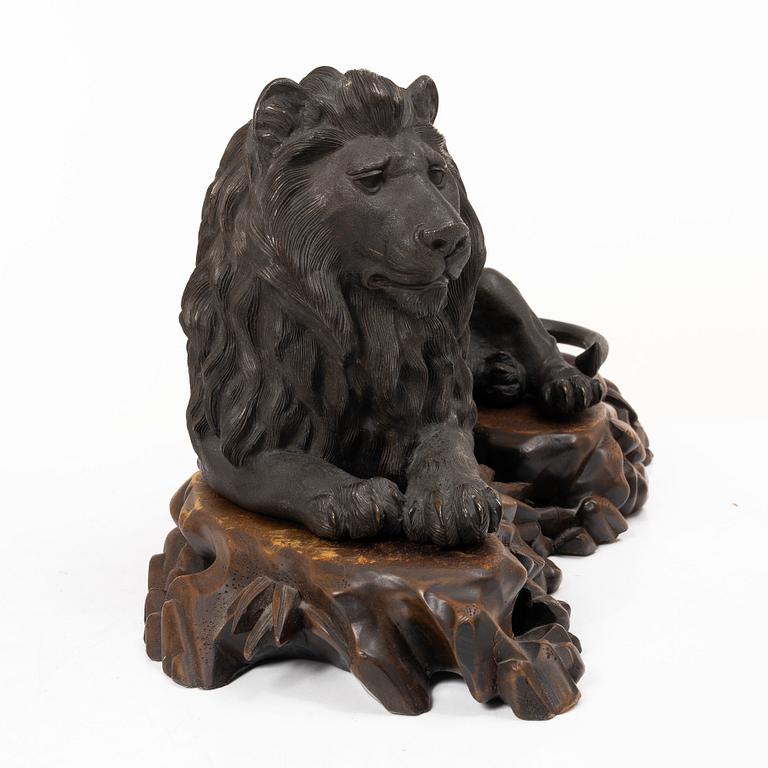 A pair of Japanese bronze lions, Meiji (1868-1912). Signed.